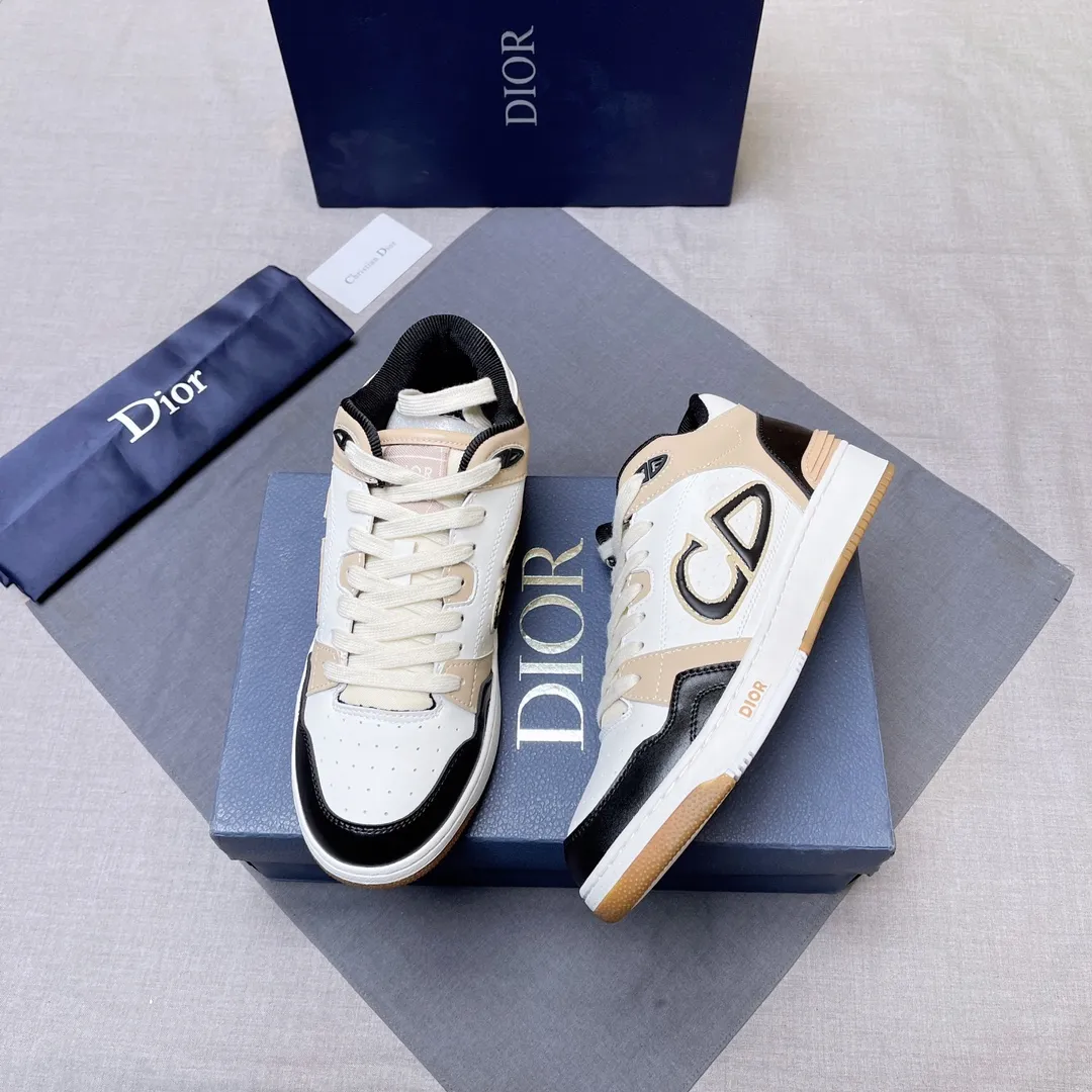 P420 Dior B57 low-top sneakers 2024 spring men's series new product launch [Celebrate][Celebrate][Celebrate], reinterpret the basketball shoe design and become Dior's classic item [strong][strong][strong], carefully crafted in black and cream white smooth cowhide, with beige suede, and the leather CD logo is displayed on the side Zhi, the tongue, sole and back side are decorated with various distinctive details to enhance the style[666][666], while the eyelet details, topstitching and rubber panels highlight the dynamic charm of its athletic style[strong][strong][strong]. It has a two-color rubber sole, which can be matched with various clothing to create a refined look. Size: 38 to 45 No. 067